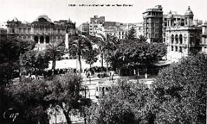 Oran - Place d'Armes - Vers l'Hotel de Ville et le Theatre